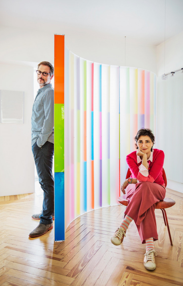 À l’entrée de la maison, l’écran « Plexijazz », conçu par le duo d’architectes formé par Jeff Brock et Belén Moneo, crée un couloir qui mène de la porte au séjour.