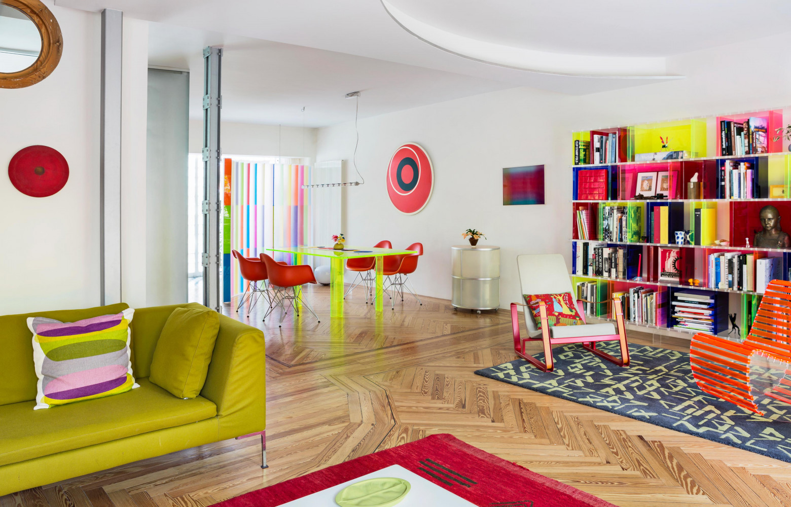 Dans la salle à manger, la table fluorescente « Pleximesa » (Moneo Brock Studio) est entourée de...