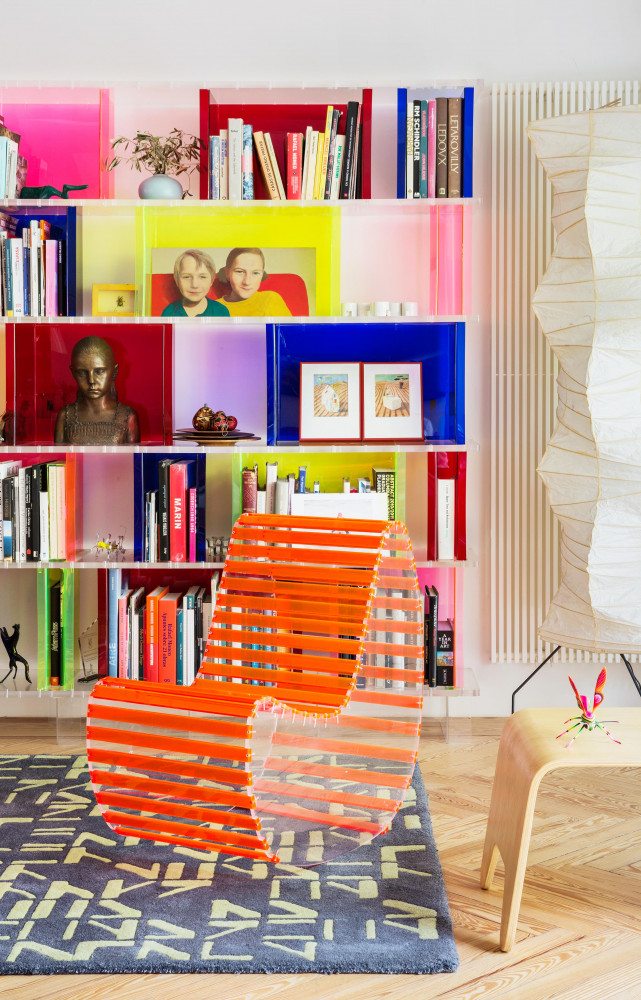 Fauteuil « Ribbin Rocker », tapis « Alphabet », étagères « Chromodular », les trois modélisés par...