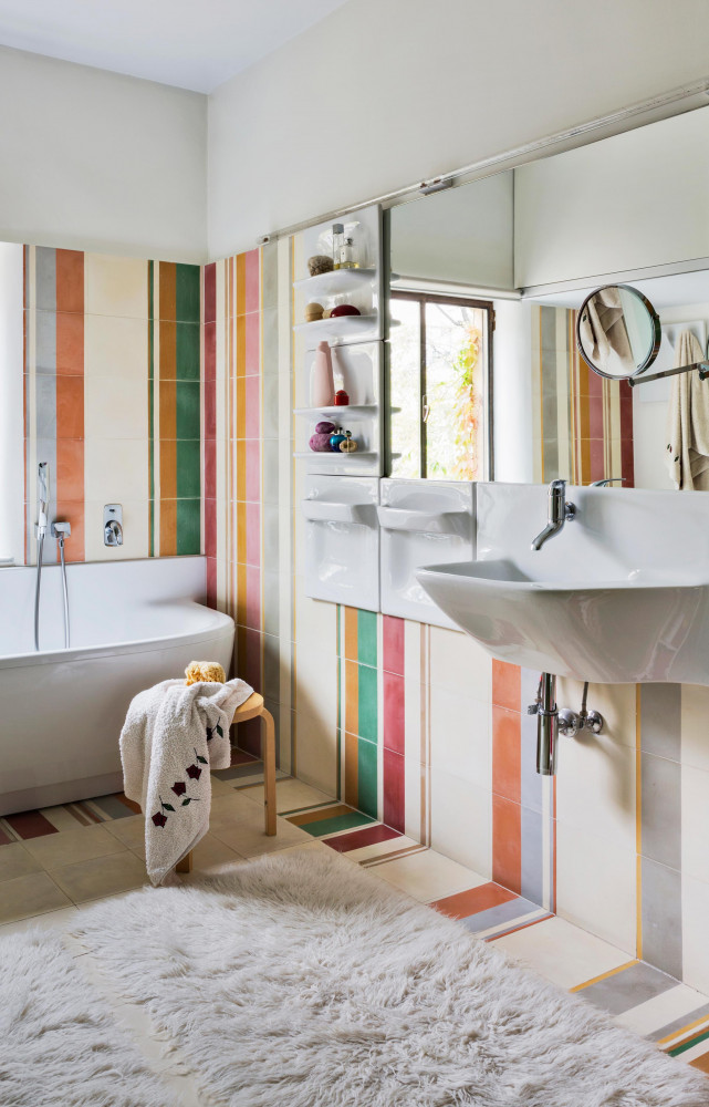 La salle de bains est équipée d’éléments de la collection « Frontalis » dessinée par Belén et...