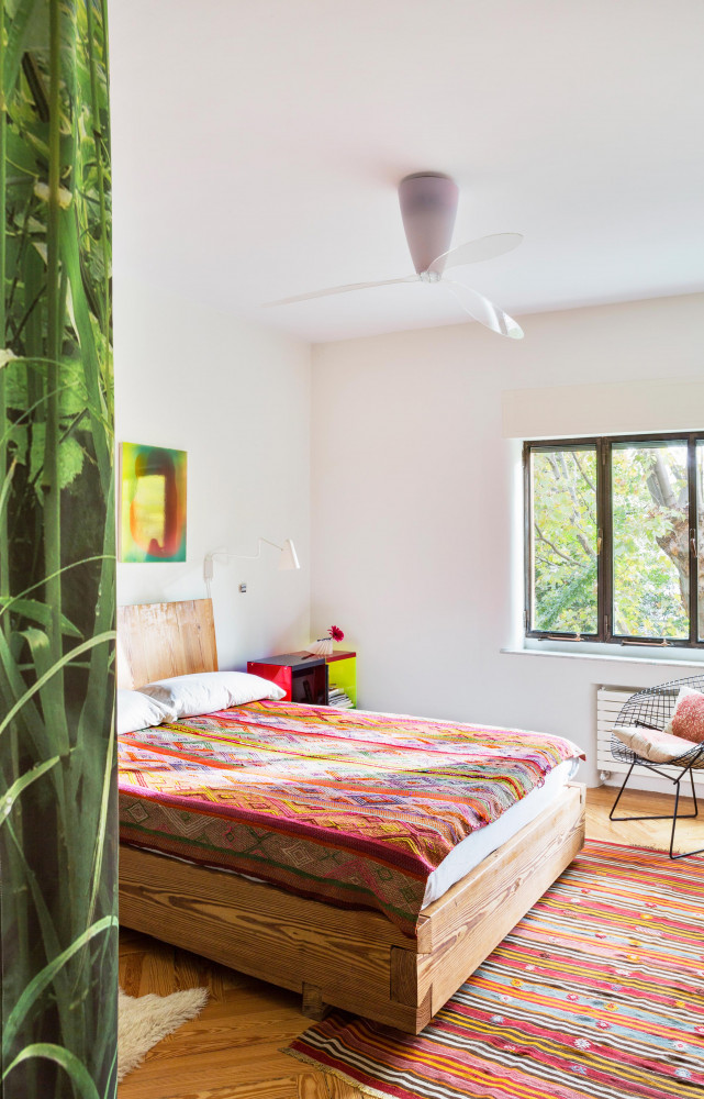 La chambre principale s’habille d’un tapis et d’un couvre-lit guatémaltèques. Le lit a été fabriqué sur mesure...