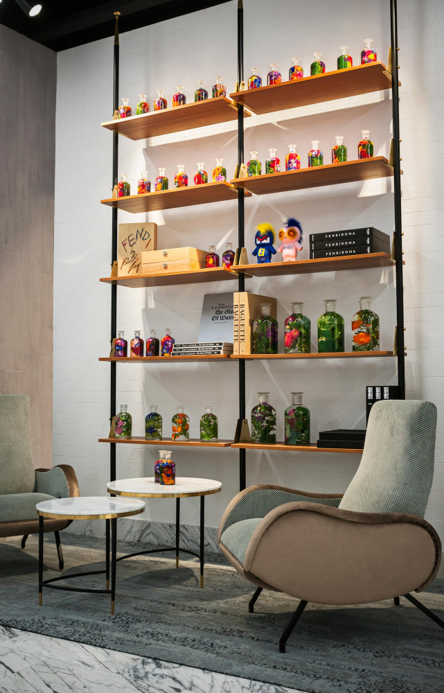 Dès l’entrée du Fendi Caffè, le ton est donné : mobilier vintage et créations à partir de...