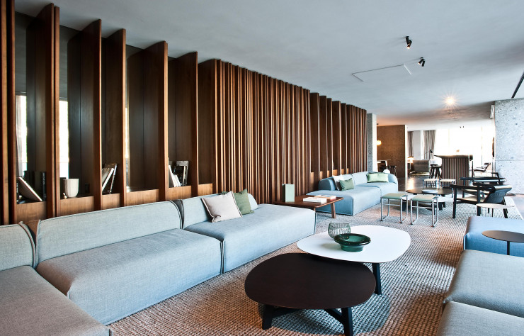 Dans le lobby, tables basses « Phoenix » (Moroso) et sofas « M.a.s.s.a.s » (Moroso) de Patricia Urquiola.