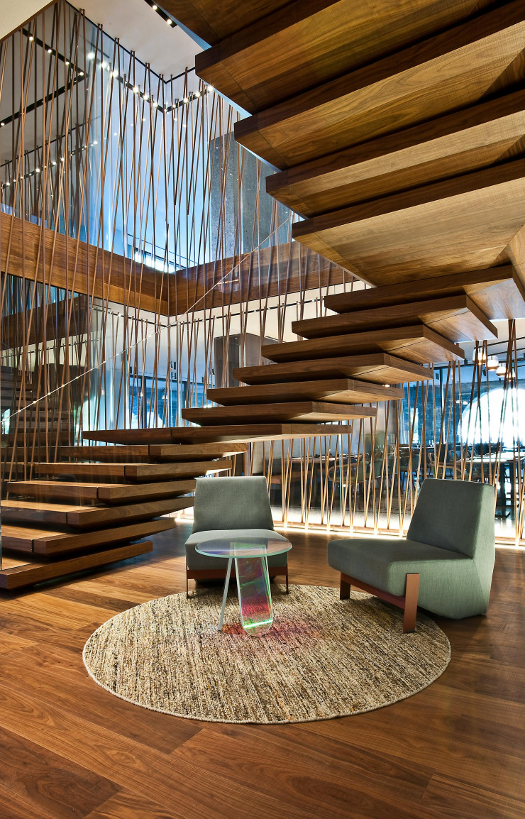 Sous l’escalier, la table « Shimmer » (Glas Italia) et les deux fauteuils « Silver Lake » (Moroso) sont également des créations de l’architecte. Tapis Warli.