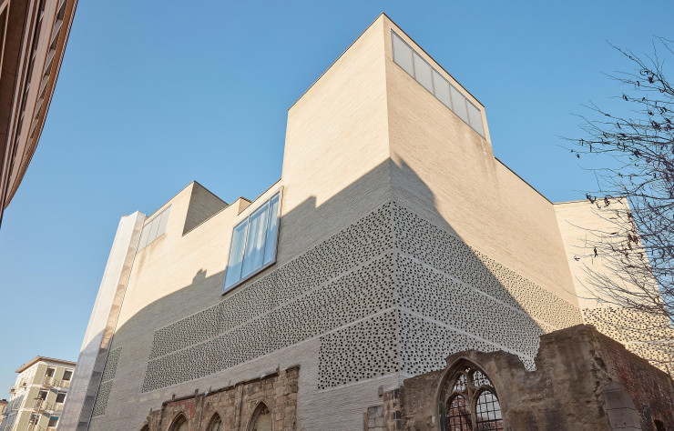 Le musée Kolumba, dessiné par Peter Zumthor, se dresse sur les ruines de l’église Sainte-Colombe, détruite pendant la Seconde Guerre mondiale.