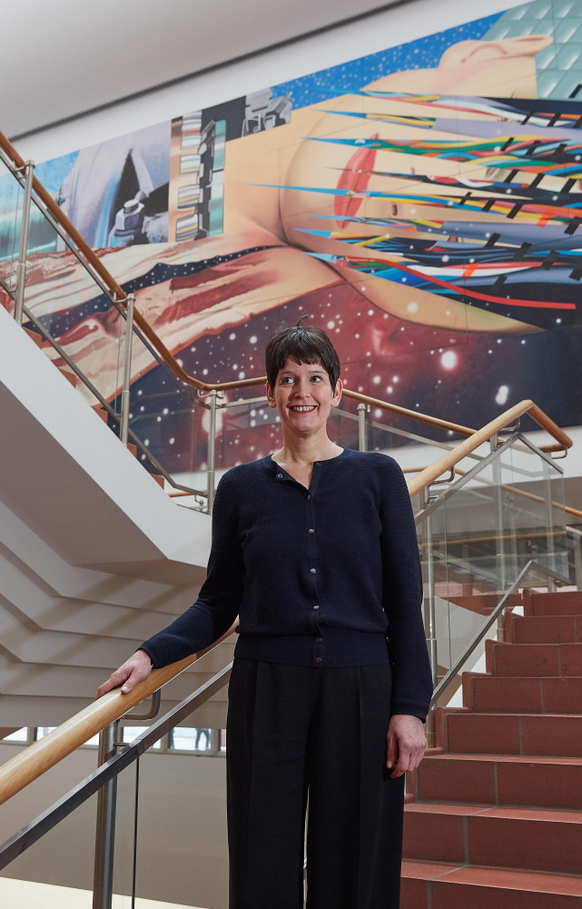 Rita Kersting, directrice adjointe du musée Ludwig, se tient devant la peinture « Star Thief » (1980),...
