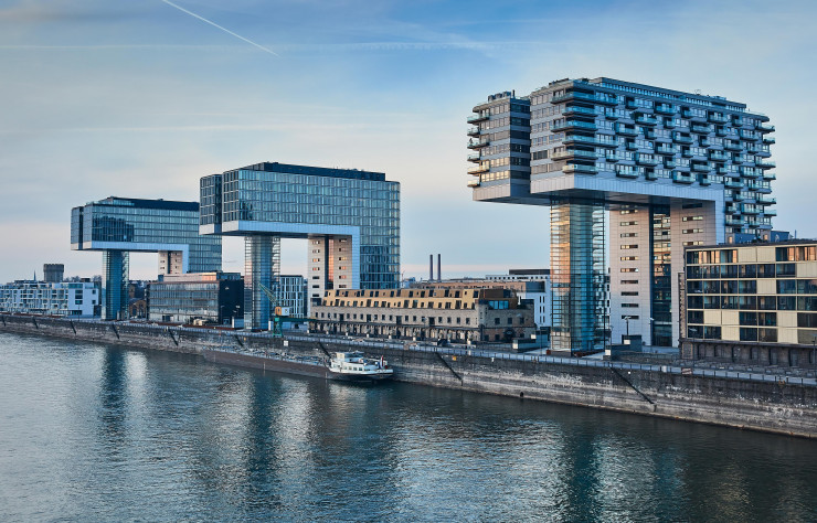 Les trois immeubles iconiques du quartier de Rheinhaufen, dans le sud de la ville, évoquent la forme des grues de déchargement.