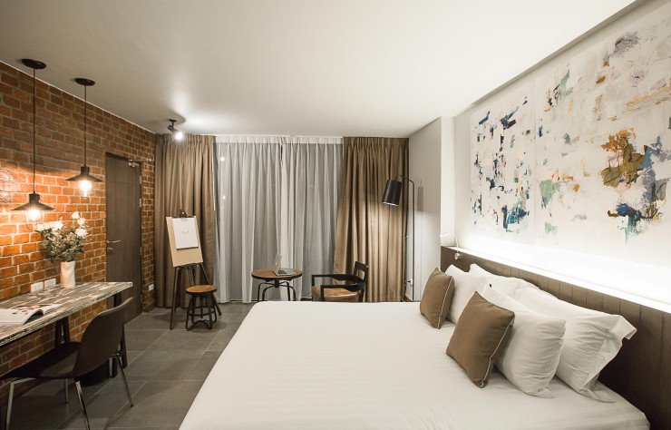 Une chambre de l’Art Mai Gallery avec son chevalet…