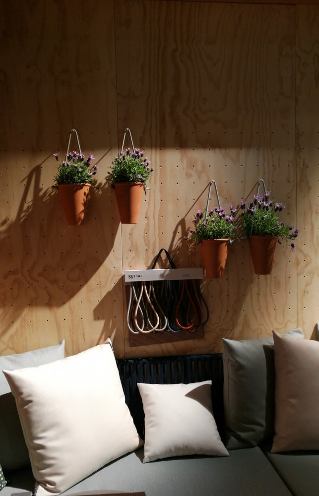 Kettal signe l'une des mises en scène les plus élégantes du Salone autour de ses collections outdoor.