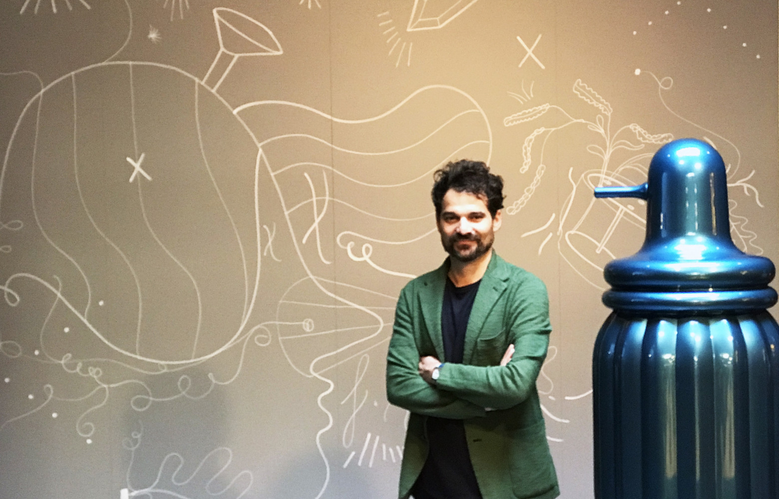 Le designer espagnol Jaime Hayon dans le lobby du Fritz Hotel.