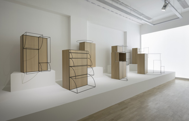 Vue de l’exposition « Invisible Outlines » dans laquelle Nendo explore les formes des objets de notre quotidien.