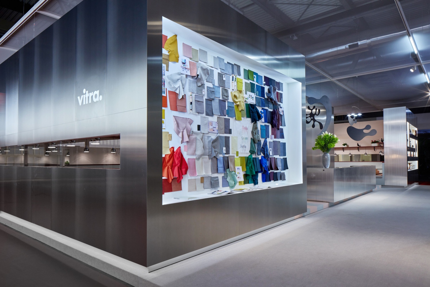 Mur d'inspiration chromatique à l'entrée du stand Vitra.