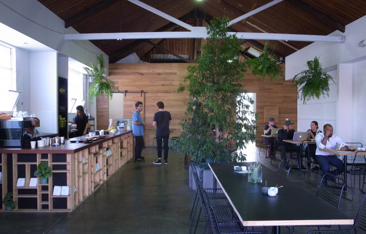 Coffee-shop Something More, un des nombreux temples locaux du café.