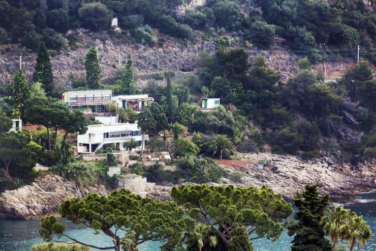 Vue d’ensemble du site. En arrière plan, la promenade Le Corbusier (ancien sentier des douaniers) et la voie ferrée vers Nice et l’Italie.