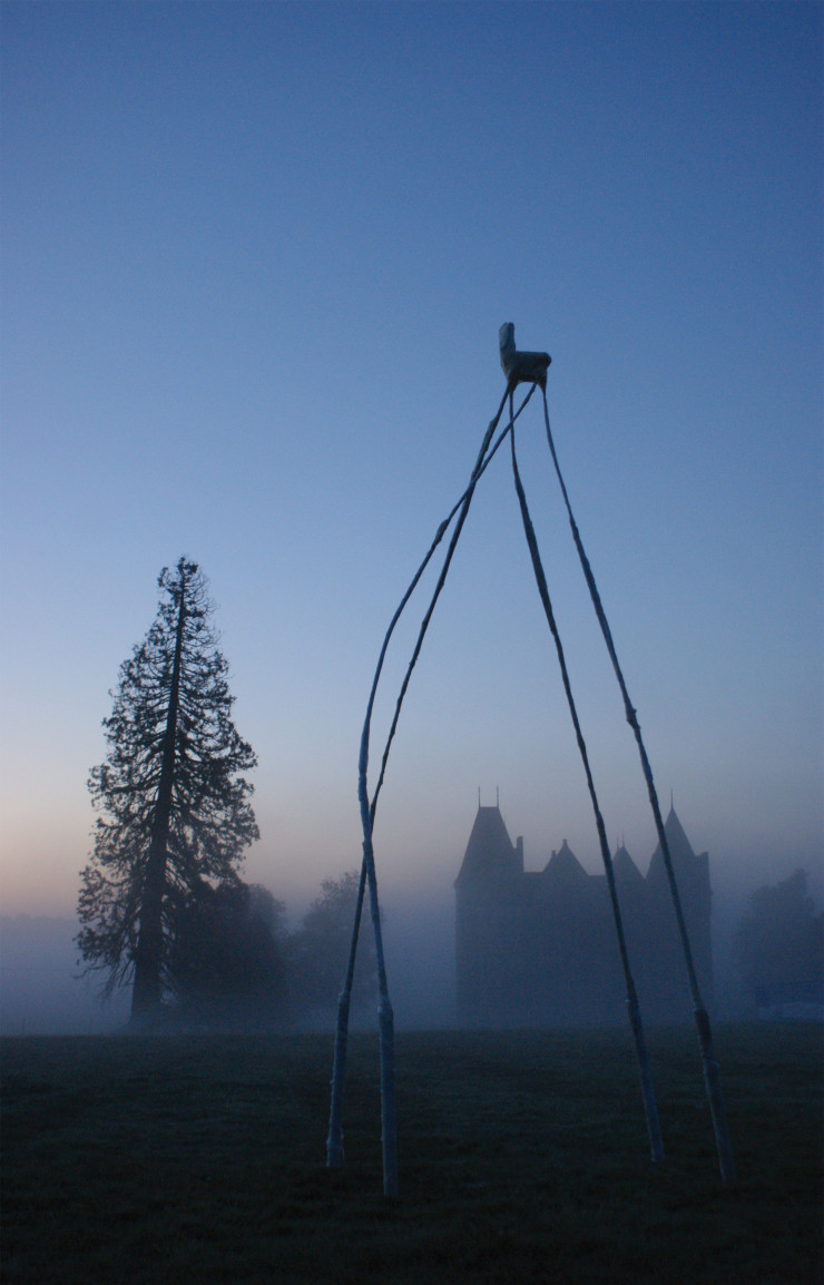 Le parc du domaine métamorphosé en galerie d’architecture et de sculpture en plein air.