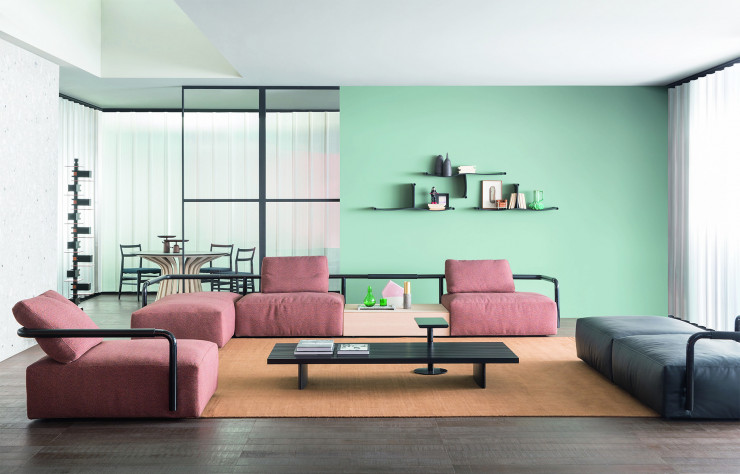 Au premier plan, étagères Baleno des frères Bouroullec et canapés Soft props de Konstantin Grcic. Au fond, la nouvelle table Lebeau de Patrick Jouin. Une vision (partielle) de la collection 2017.
