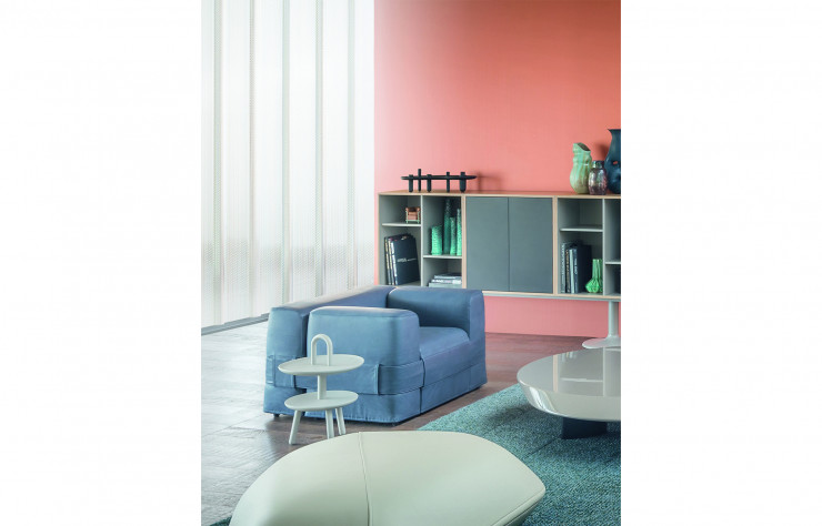 Autour de la table en bois laqué Accordo de Charlotte Perriand, fauteuil de Mario Bellini et objet original issu de la collection « Réaction poétique » de Jaime Hayon. Derrière, une nouvelle version des Casiers Standards de Le Corbusier, Perriand et Jeanneret.