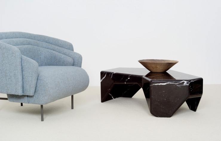 Christophe Delcourt propose de nombreux horizons, ici avec le fauteuil « HUG » devant sa table basse en marbre « JAZ ».