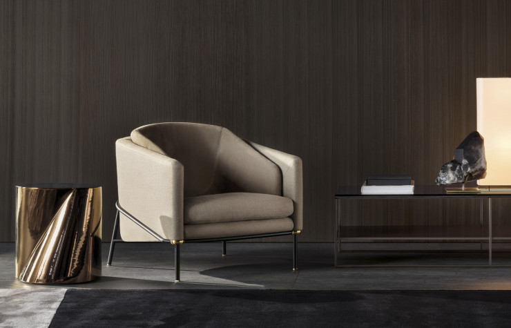 Le fauteuil « Fil noir » et la table d’appoint « NOOR » habillent parfaitement une disposition de salon sobre et épurée.