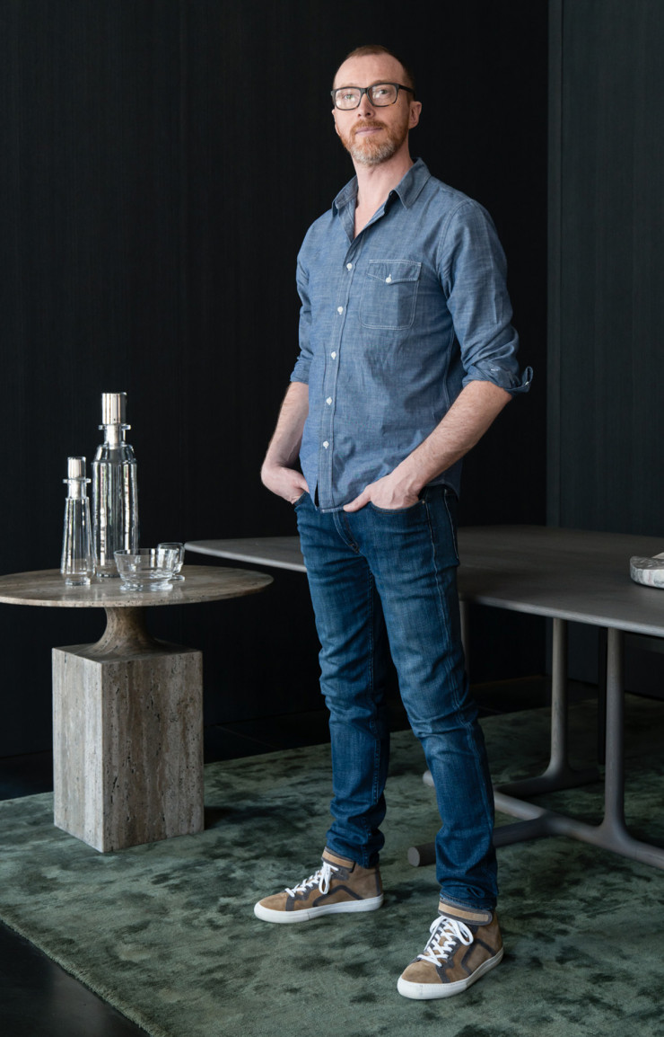 Christophe Delcourt à côté de sa table d’appoint « OUK2 ».