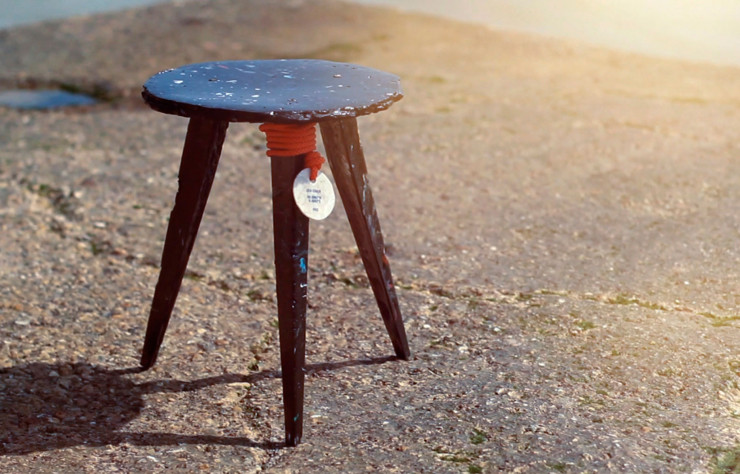 « Sea Chair », un projet réalisé avec le designer Kieren Jones. Les déchets plastique marins sont en voie de créer un septième continent. Partant de ce constat, et avec l’aide de pêcheurs, Studio Swine s’est mis en tête de recycler ces déchets pour les transformer en « tabourets de mer ».