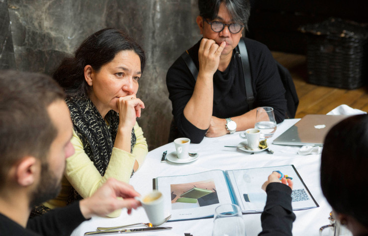 Richeille et BJ Formento pendant leur entretien pour IDEAT avec Vanessa Chenaie, notre rédactrice en chef, et Rémi Pernet, son assistant, qui est aussi iconographe.