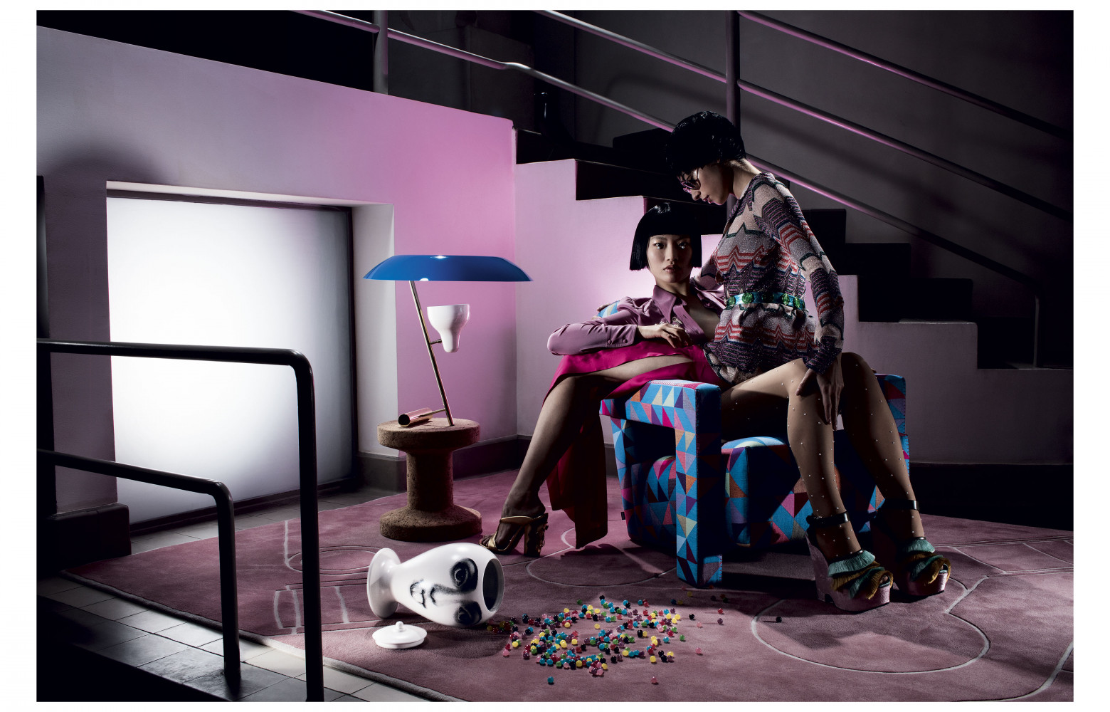 Su Bin (assise sur le fauteuil) : Chemise Roberto Cavalli. Short Delphine Delafon. Collants Wolford. Sandales Marco...
