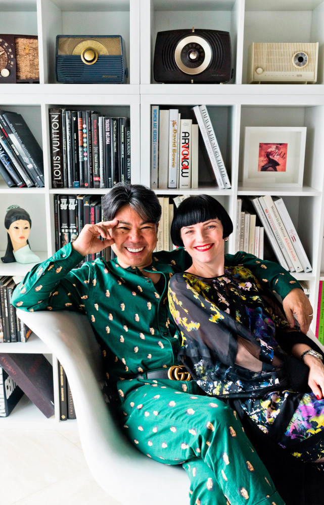 Devant leur bibliothèque, les Formento jouent le jeu de la prise de vue : pour une fois,...