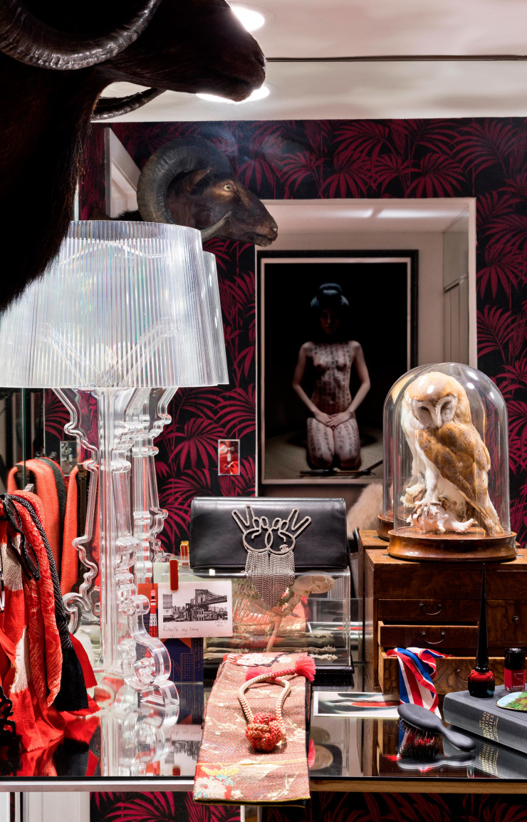 Dans le boudoir de la photographe Richeille Formento, à gauche, lampe « Bourgie » de Ferruccio Laviani (Kartell).