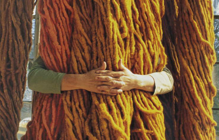 Oeuvre de Sheila Hicks, à la 9e saison des expositions et installations d’art contemporain, au Domaine de Chaumont-sur-Loire.