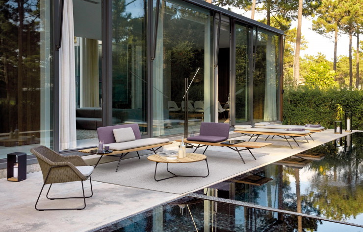 Agrémenté d’accessoires tels que matelas, coussins, dosserets et tablettes de marbre, le module de base se transforme à volonté : lit d’extérieur, assise simple ou double, table d’appoint…