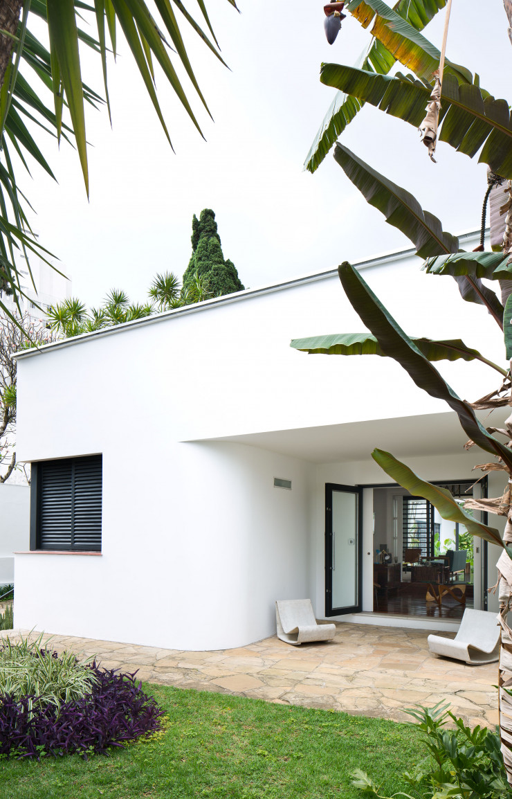 Un bâtiment dessiné en 1939 par Victor Brecheret, sculpteur moderniste italo-brésilien. Brecheret rentrait alors d’un long séjour en Europe, ce qui explique ses influences de Le Corbusier et de Mies van der Rohe. Il avait également crée un petit atelier de sculpture, à l’arrière de la maison.