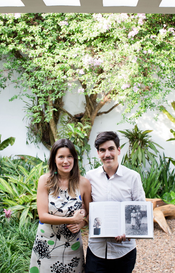 Vivian Lobato et André Visockis dans le jardin de leur maison, un bâtiment dessiné en 1939 par Victor Brecheret, sculpteur moderniste italo-brésilien. Brecheret rentrait alors d’un long séjour en Europe, ce qui explique ses influences de Le Corbusier et de Mies van der Rohe. Il avait également crée un petit atelier de sculpture, à l’arrière de la maison.
