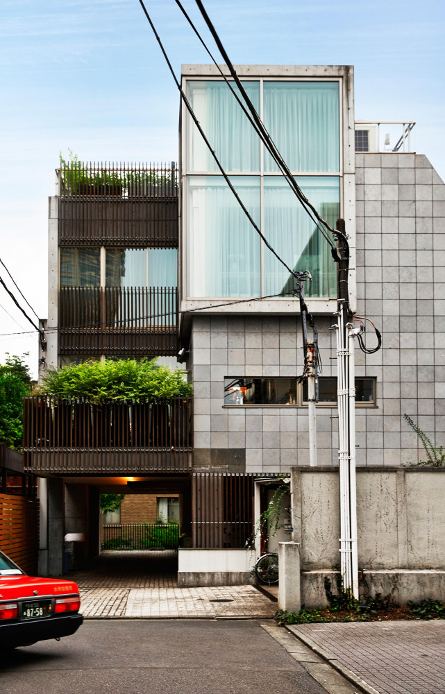 Construite en 2008, cette maison de béton dispose de plusieurs balcons et terrasses largement végétalisés.