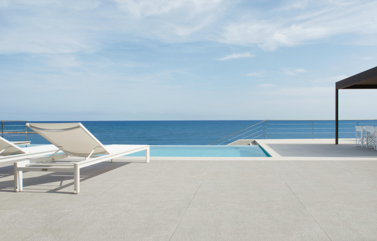 Sol « Beren Light Grey », de la collection « Bera & Beren Wall », de Living Ceramics.