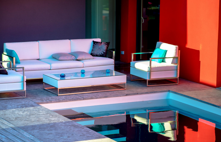 Le salon s’invite tout au bord de ce bassin de terrasse Aquilus.