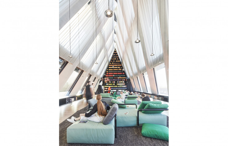 La salle de lecture de la Fondation Feltrinelli et les canapés Soft Props de Konstantin Grcic.