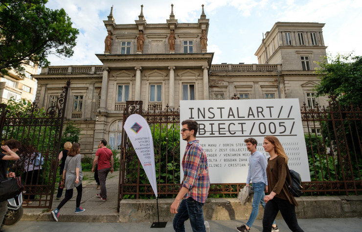 Un hôtel particulier accueille l’exposition Installart au cœur de Bucarest.