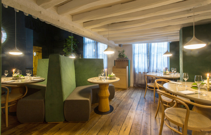 Au menu : fauteuils Thonet, vert omniprésent et intimité respectée…