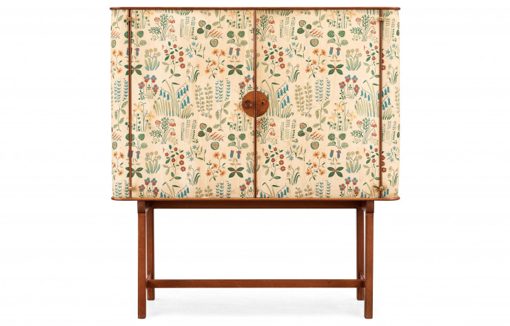 Le Mahogany Cabinet de Josef Frank (c. 1937), adjugé pour 343 000 couronnes (35 000 €) à Stockholm en 2012 chez la maison de vente scandinave Bukowskis.