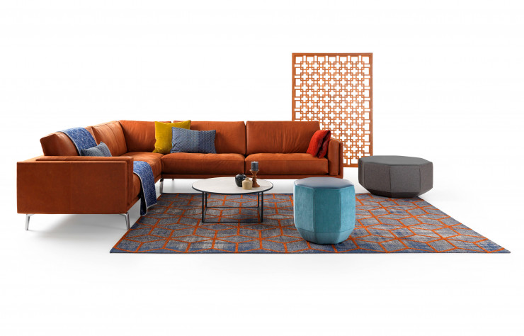 Le canapé modulable Bellice est le premier à bénéficier du savoir-faire chromatique d’Edward Van Vliet qui a créé une ligne d’accessoires complémentaires (plaids, coussins…)