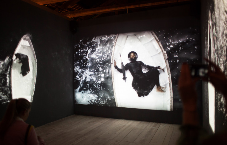 Passage de Mohau Modisakeng (2017).