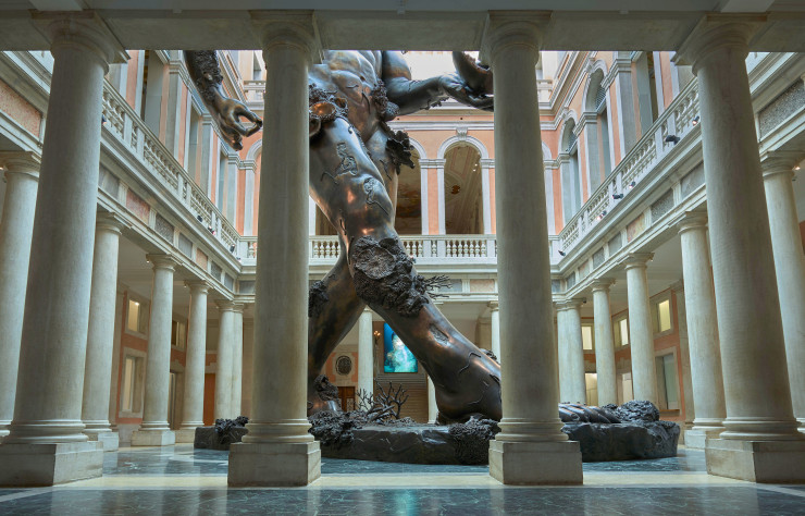 Demon with Bowl (Exhibition Enlargement) de Damien Hirst à la Fondation Pinault – Palazzo Grassi.