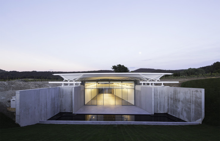 La nuit, le pavillon reste un lieu vivant, dédié à tout genre d’événements artistiques. Un moyen de faire vibrer le Château La Coste.