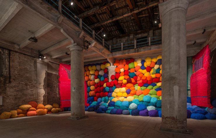 Escalade Beyond Chromatic Lands de Sheila Hicks (2016-2017).