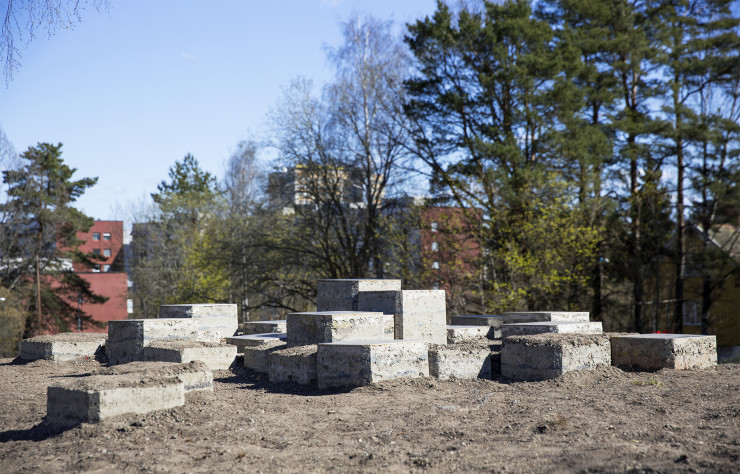 Neihan Li explique avoir imaginé son installation Extrusion comme un site archéologique à découvrir par les promeneurs du parc.