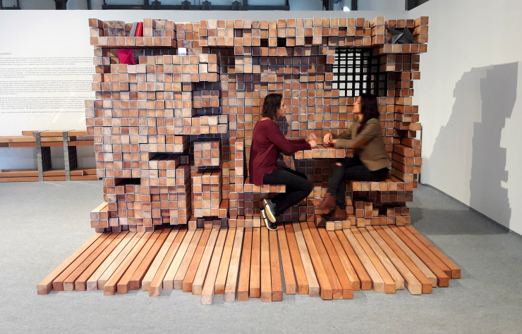 Aux Arts Décoratifs, le studio brésilien Mameluca présente son Symbiotic Plan, une invitation à repenser l’espace domestique.