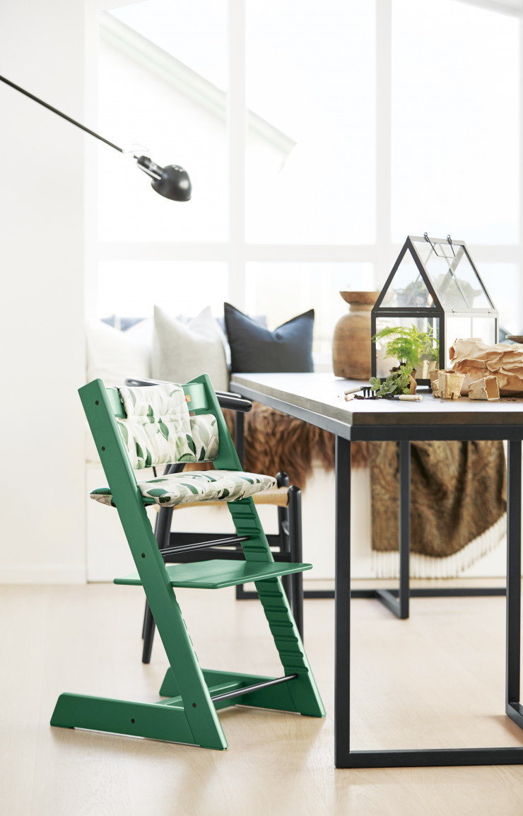 Le coloris Forest Green, qui rappelle la noblesse des forêts scandinaves, et ses coussins aux motifs végétaux.