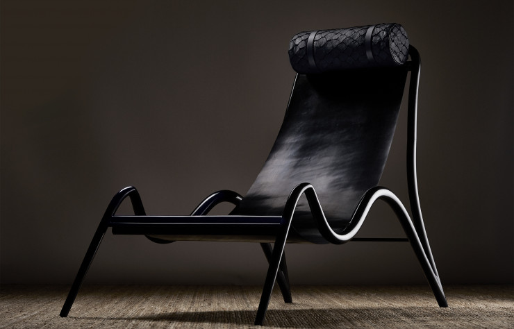 Fauteuil de la série « Fordlandia » (2016) réalisée à base d’ébonite.