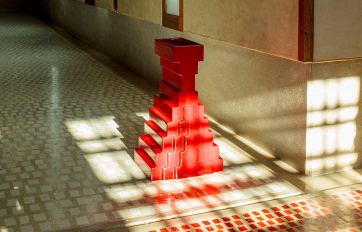 Les céramiques de Sottsass mettent en valeur l’architecture des lieux.